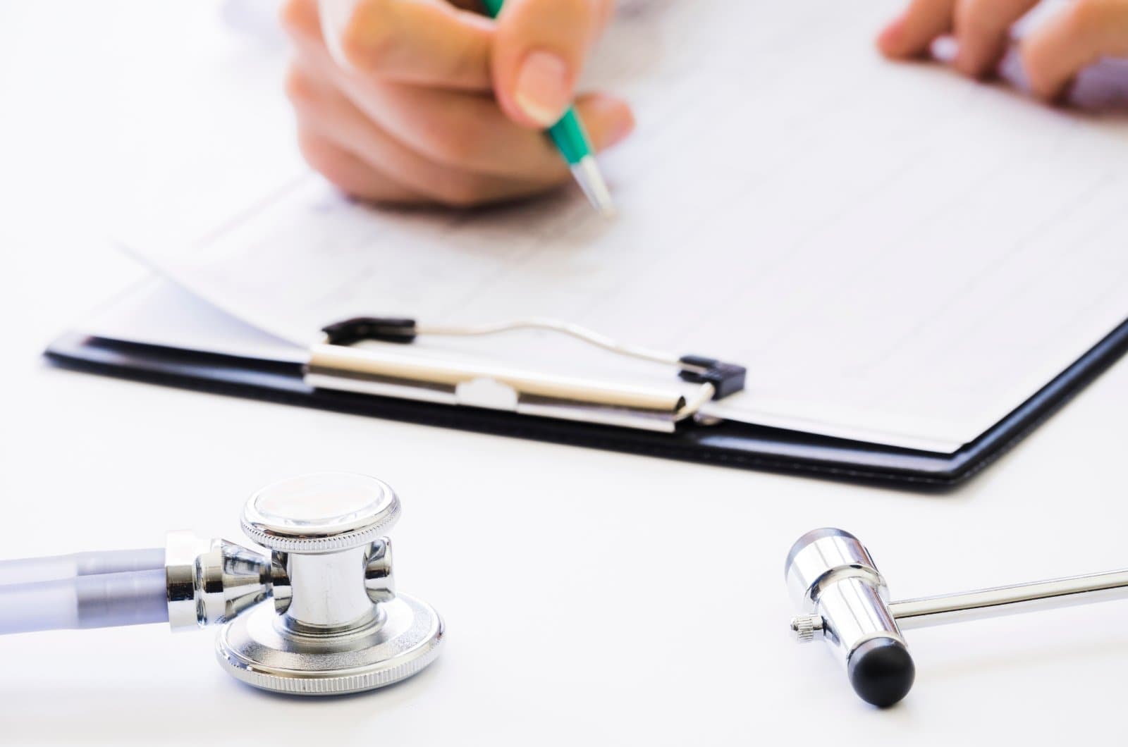 Contrat de remplacement et contrat d'assistanat kiné : ce qu'il faut savoir avant de signer